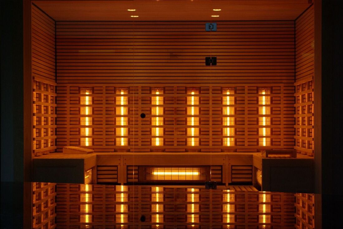Infrared Sauna vs. Traditional Sauna: What's the Difference -  SteamSaunaExperts